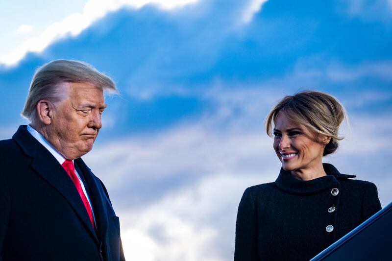 BASE CONJUNTA ANDREWS, MARYLAND - 20 DE ENERO: El presidente Donald Trump y la primera dama Melania Trump hacen una pausa mientras hablan a sus partidarios en la Base Conjunta Andrews antes de abordar el Air Force One para su última vez como presidente el 20 de enero de 2021 en la Base Conjunta Andrews, Maryland. Se espera que Trump, el primer presidente en más de 150 años que se niega a asistir a la toma de posesión de su sucesor, pase los últimos minutos de su presidencia en su finca Mar-a-Lago en Florida. (Foto de Pete Marovich - Pool/Getty Images)