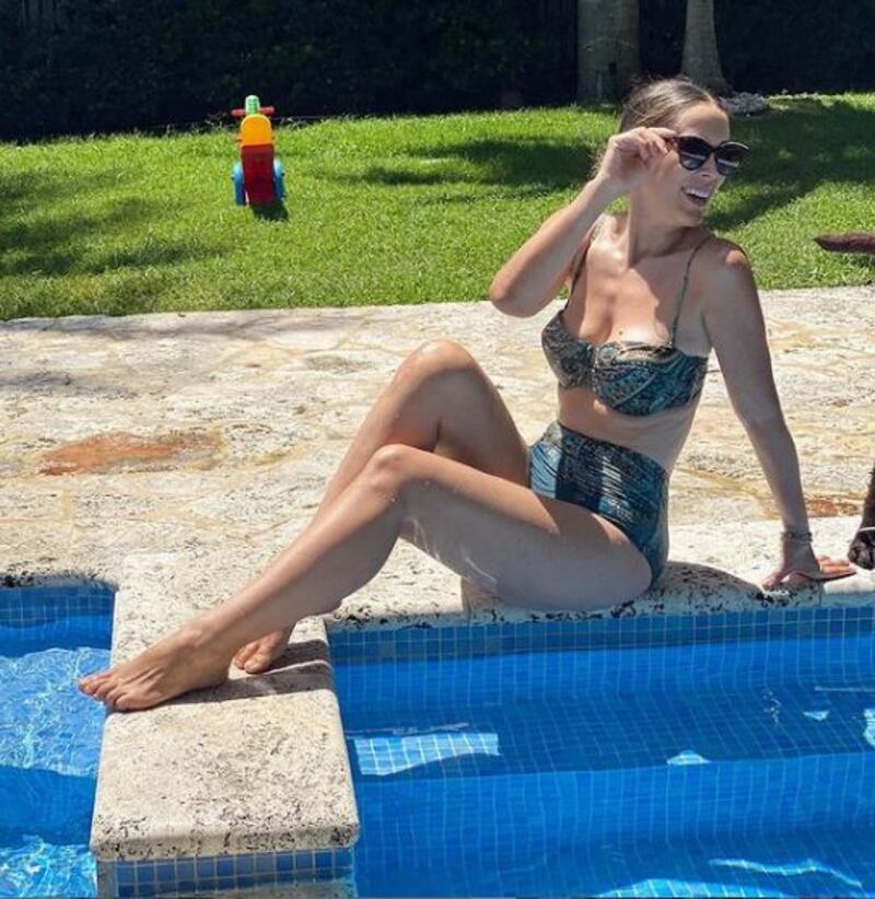 Así luce la bella Jacky Bracamontes en bikini desde la playa