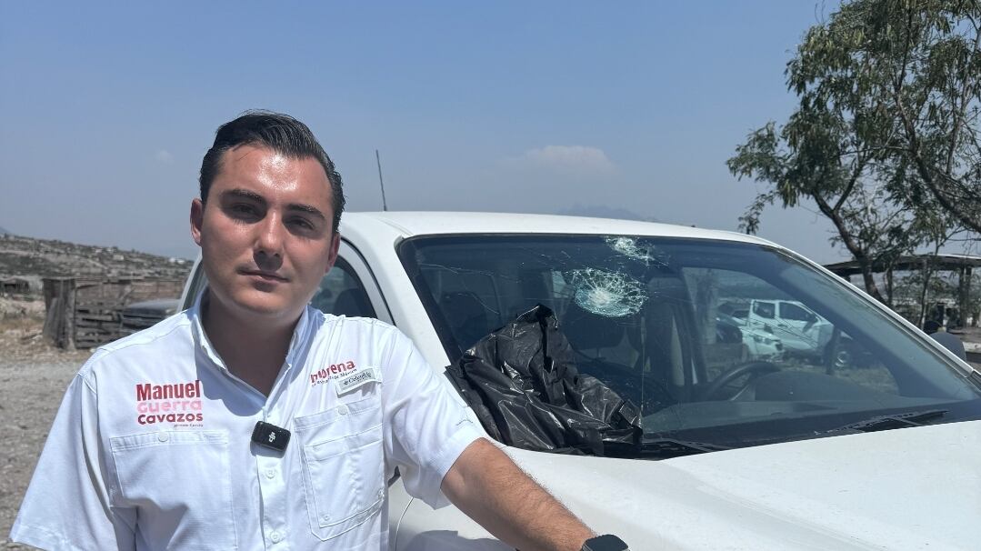 En esta imagen se puede apreciar cómo quedó el parabrisas del vehículo.