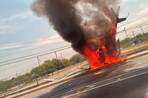 Helicóptero se desploma e incendia en Apodaca, Nuevo León