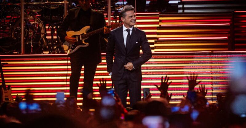 Hasta un contrato tiene: doble de Luis Miguel recorre el Hotel Faena para despistar a las fans