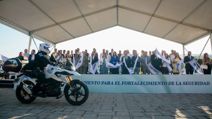 Guanajuato entregó patrullas, motocicletas, radios y equipo táctico para policías municipales de los 46 municipios.
