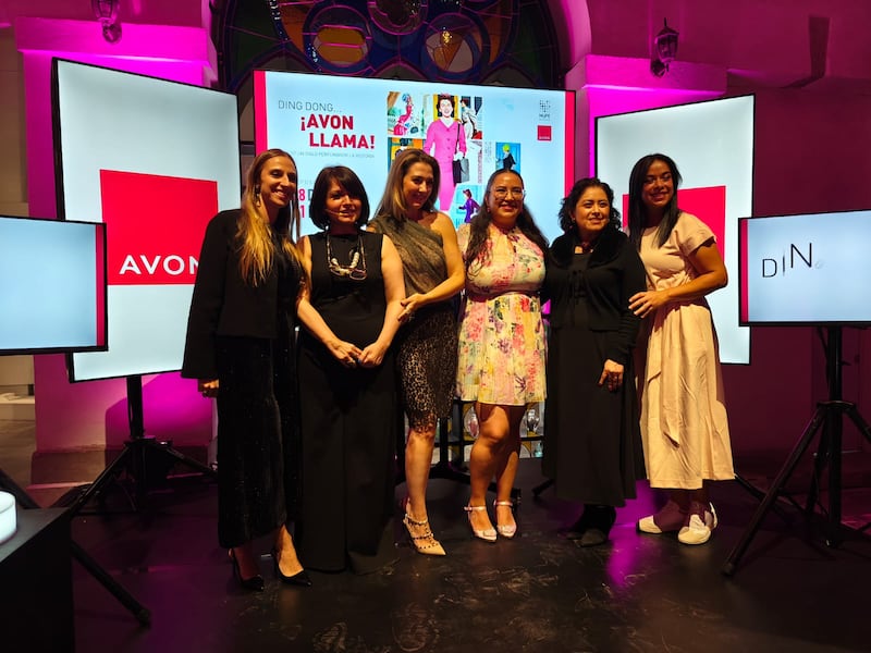 La nueva muestra del Museo del Perfume (MUPE) rinde homenaje a más de un siglo de historia de Avon, revelando cómo sus fragancias han marcado generaciones, empoderado a mujeres y dejado huella en la memoria colectiva