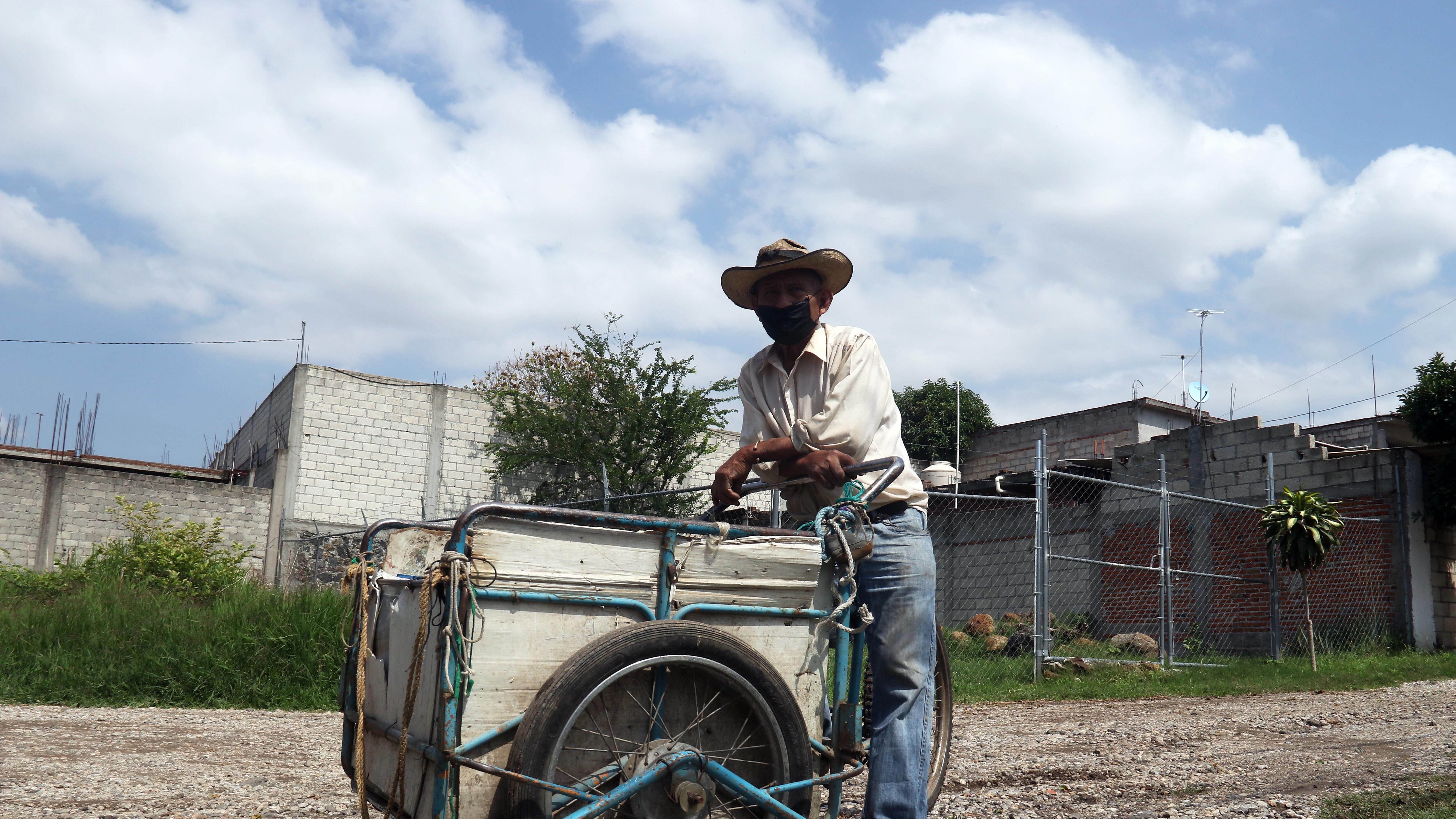 TEPOZTLÁN, MORELOS, 09JULIO2022.- Retrato de un hombre de la tercera edad que recorre las calles de la colonia Tetecolala recolectando desperdicios en un triciclo, para después venderlos y obtener alguna ganancia. FOTO: MARGARITO PÉREZ RETANA / CUARTOSCURO.COM