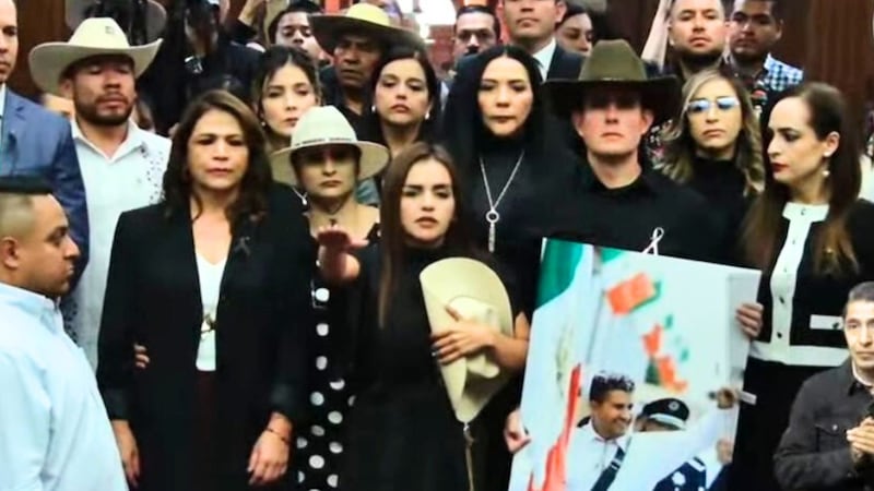 “Movimiento del Sombrero” continúa: Grecia Quiroz asume la presidencia de Uruapan tras el asesinato de Carlos Manzo