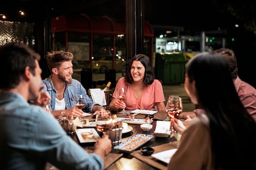 Un miércoles, cinco extraños y una mesa