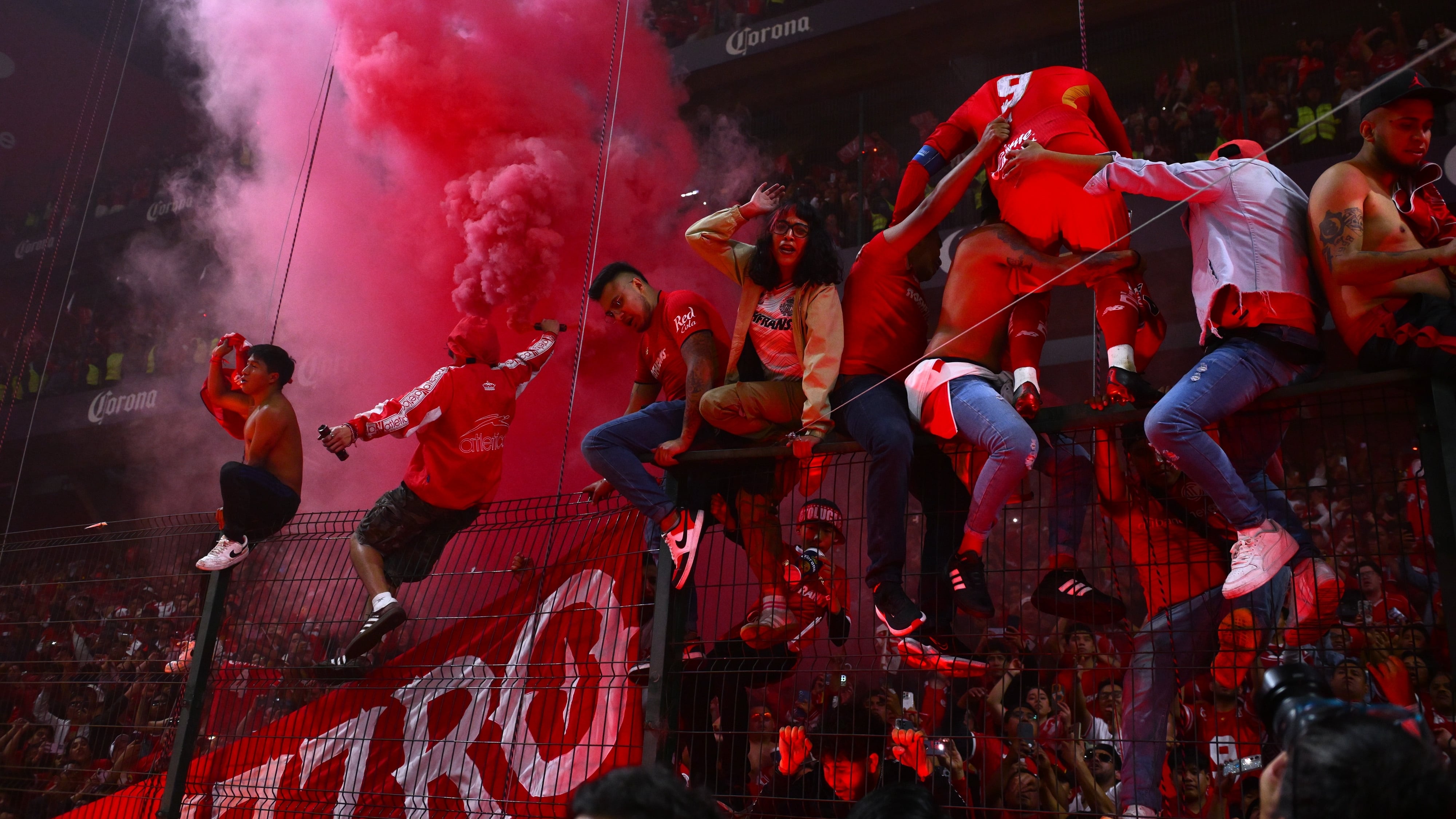 Aficionado del Toluca se colgó de una de las rejas del estadio y cayó.