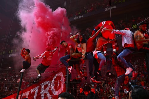 Aficionado del Toluca sufre grave accidente en el estadio: Cayó desde la tribuna