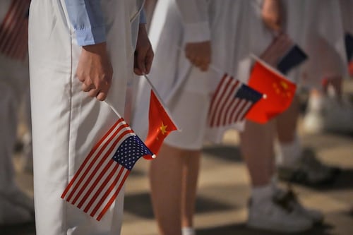 Trump ordena tirar a la basura souvenirs de China antes de regresar de su visita