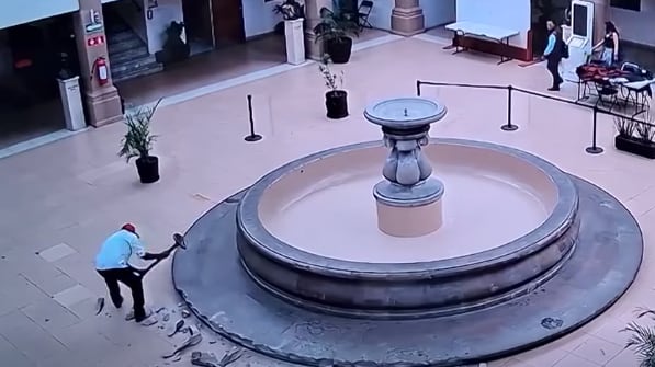 El hombre detenido refirió un llamado divino que lo llevó a cometer el acto de daño en patrimonio gubernamental de carácter histórico.