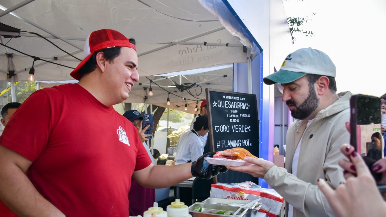 El alcalde Mauricio Farah Giacomán probó la oferta gastronómica del festival.