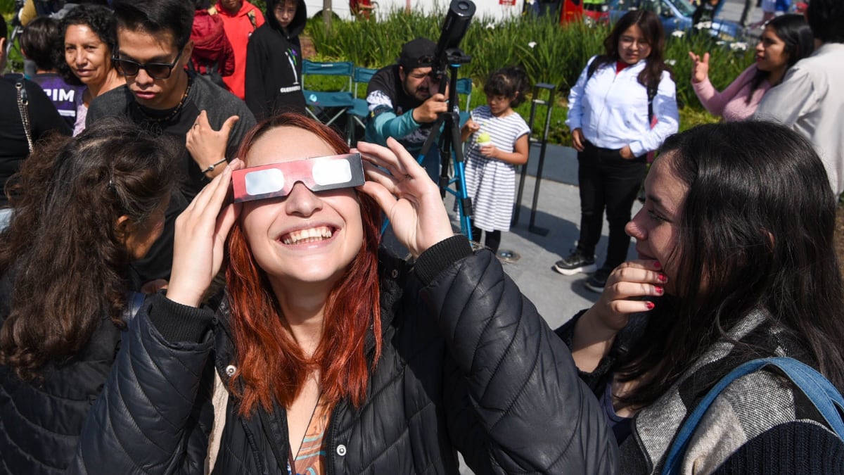Especialistas recomiendan verificar la calidad de los lentes para ver el eclipse solar