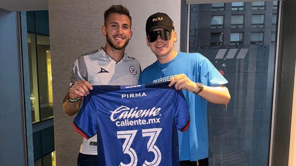 El DJ argentino, Bizarrap, se reencontró con su compatriota Gonzalo Piovi en México y le regaló la camiseta de La Máquina.