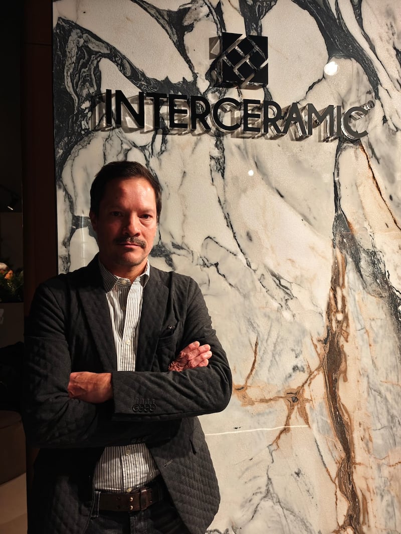 Interceramic presentó el stand más inmersivo de la exposición. Su propuesta, inspirada en los sentidos y en la conexión humana con los espacios, reafirmó su compromiso con la innovación, la sustentabilidad y el arte del diseño