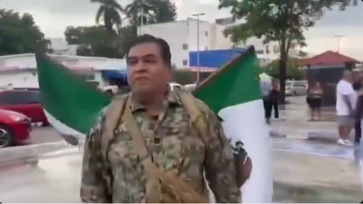 Vestido con su antiguo uniforme militar, el exapitán marchó junto a jóvenes en Chetumal