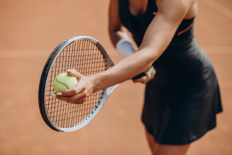 Se ha demostrado que jugar al tenis aporta una serie de beneficios para la salud, como la reducción del riesgo de obesidad y diabetes, la mejora de la coordinación, el aumento de los niveles de energía y el fortalecimiento del corazón. Foto: Freepik.