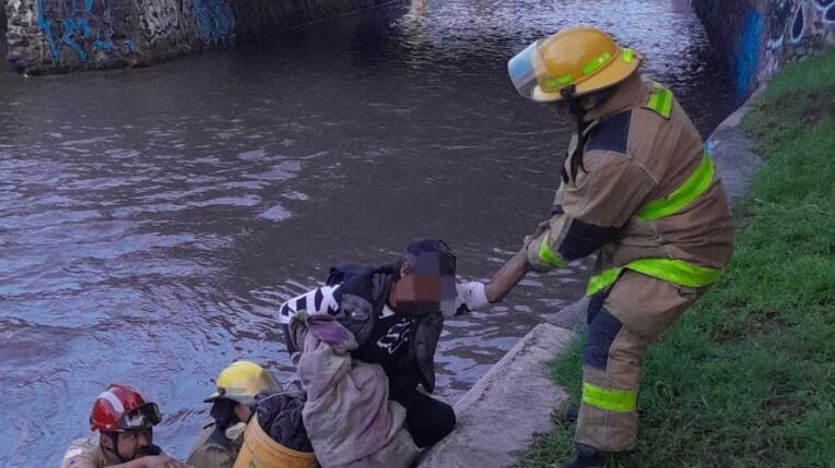 Rescatan a persona en Malecón del Río.