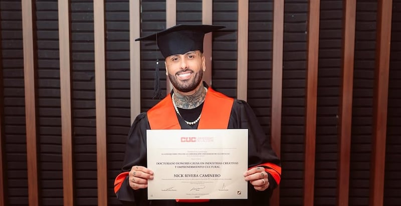 Reguetonero Nicky Jam recibe Doctorado Honoris Causa de universidad colombiana.