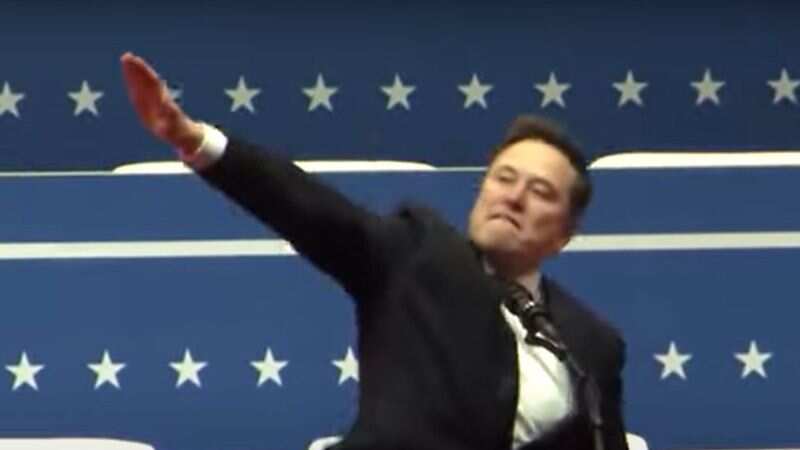 Elon Musk causa polémica por supuesto saludo nazi en Capital One Arena