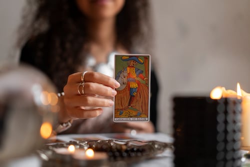 Descubre el tarot como herramienta de sanación emocional y autoconocimiento