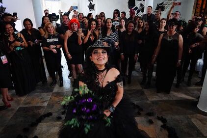 Carlos Trejo se casa con su novia Mery en una peculiar boda negra.