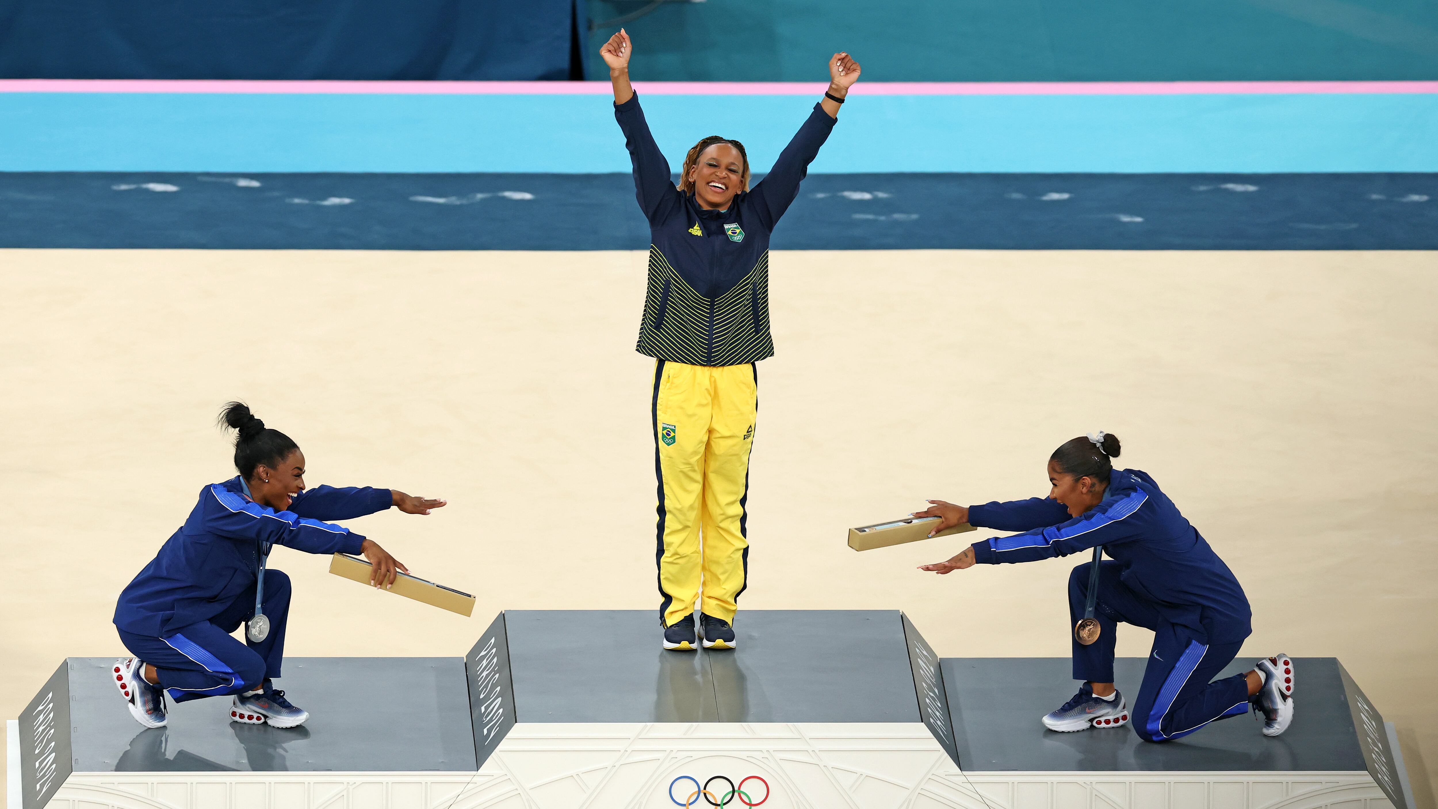 Rebeca Andrade fue elogiada por las estadounidenses Simone Biles y Jordan Chiles tras ganar el oro en la prueba de piso.