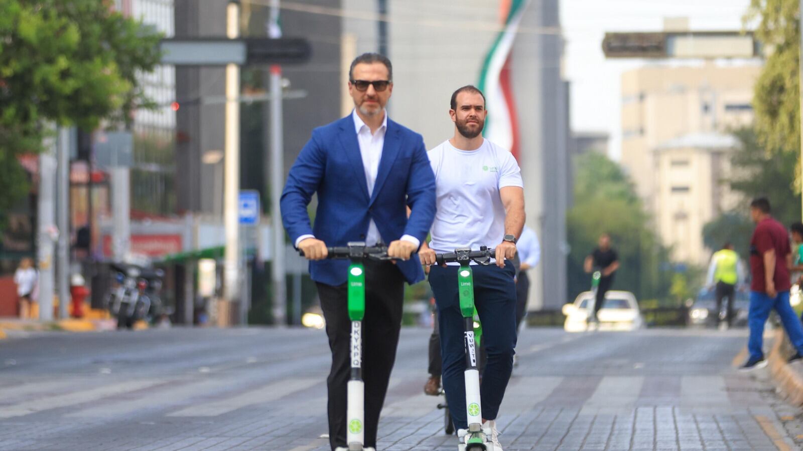 Adrián de la Garza, alcalde de Monterrey y Federico Recke, director general de Lime Latinoamérica probaron los scooters en la Plaza Zaragoza.