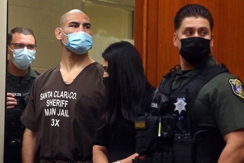 Caín Velásquez demanda a hombre por abuso contra su hijo