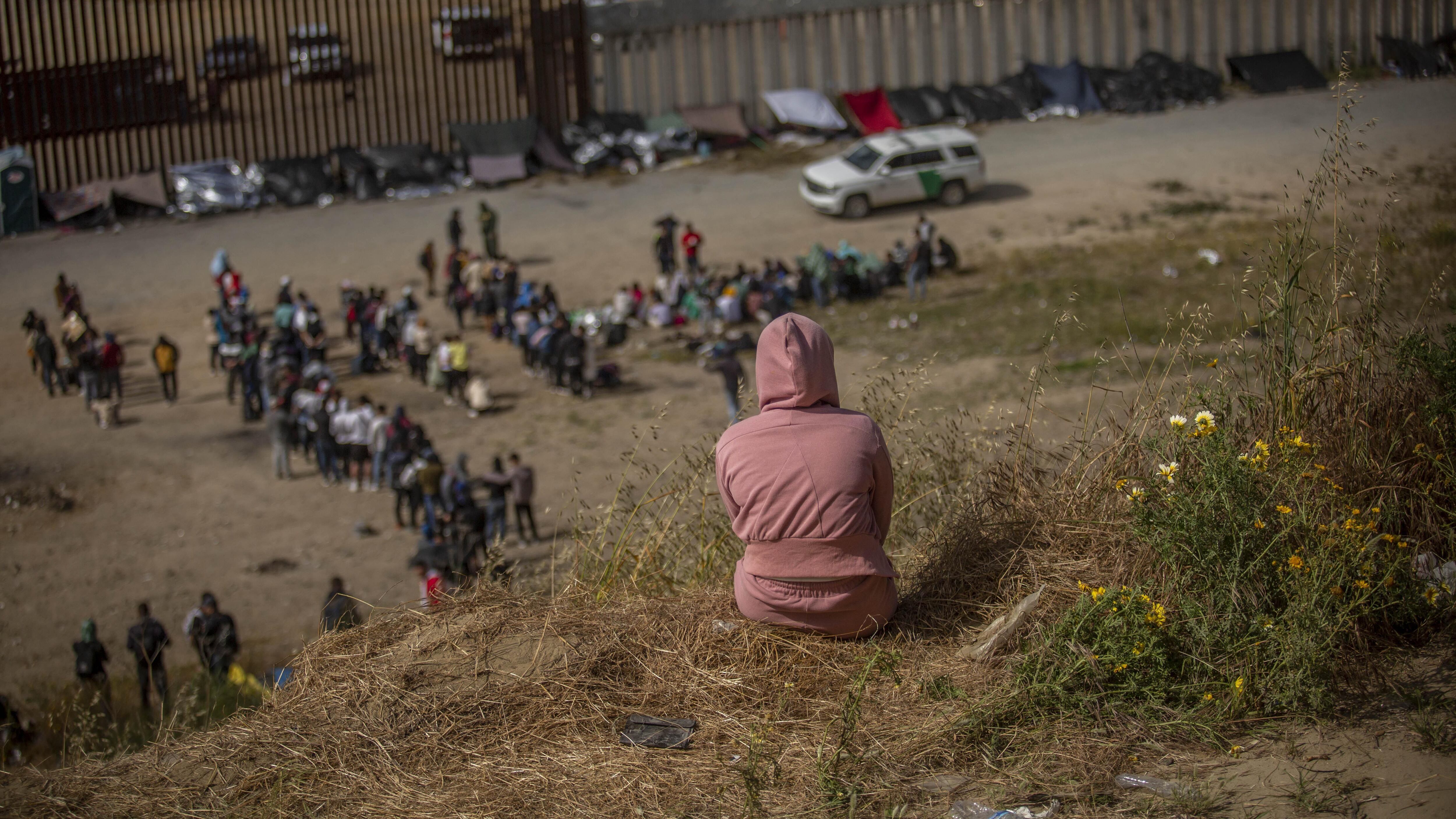 TIJUANA BAJA CALIFORNIA, 09MAYO2023.- A unos días de la revocación del título 42, cientos de migrantes fueron observados entre los dos muros fronterizos que dividen a Tijuana de Estados Unidos. Niños, niñas y personas de diversas edades y nacionalidades, acampan en el lugar desde hace ya algunos días, sin ser atendidos por la Patrulla Fronteriza. Algunas personas comentan que gastaron hasta 48 mil euros en poder llegar y cruzar de manera ilegal al país vecino. Ecuador, Colombia, Brasil, Salvador, Alemania e India, son algunos de los orígenes de las personas que fueron vistas entre los dos muros. El presidente de Estados Unidos, Joe Biden, autorizó activar a las fuerzas reservistas del ejército en la frontera oeste con México para combatir el narcotráfico internacional por lo con más frecuencia es posible ver mucha presencia de militares en la frontera. Desde algunas semanas, el cruce masivo hacia el país vecino, se ha visto en aumento en diferentes puntos del bordo. FOTO: OMAR MARTÍNEZ/ CUARTOSCURO.COM