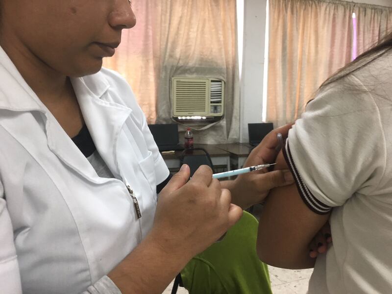 MONTERREY, NUEVO LEÓN, 08NOVIEMBRE2019.- Durante la semana nacional de vacunación, para la prevención de la influenza, hepatitis b, sarampión y otras enfermedades, la campaña se extiende a los centros educativos.
FOTO: GABRIELA PÉREZ MONTIEL /CUARTOSCURO.COM