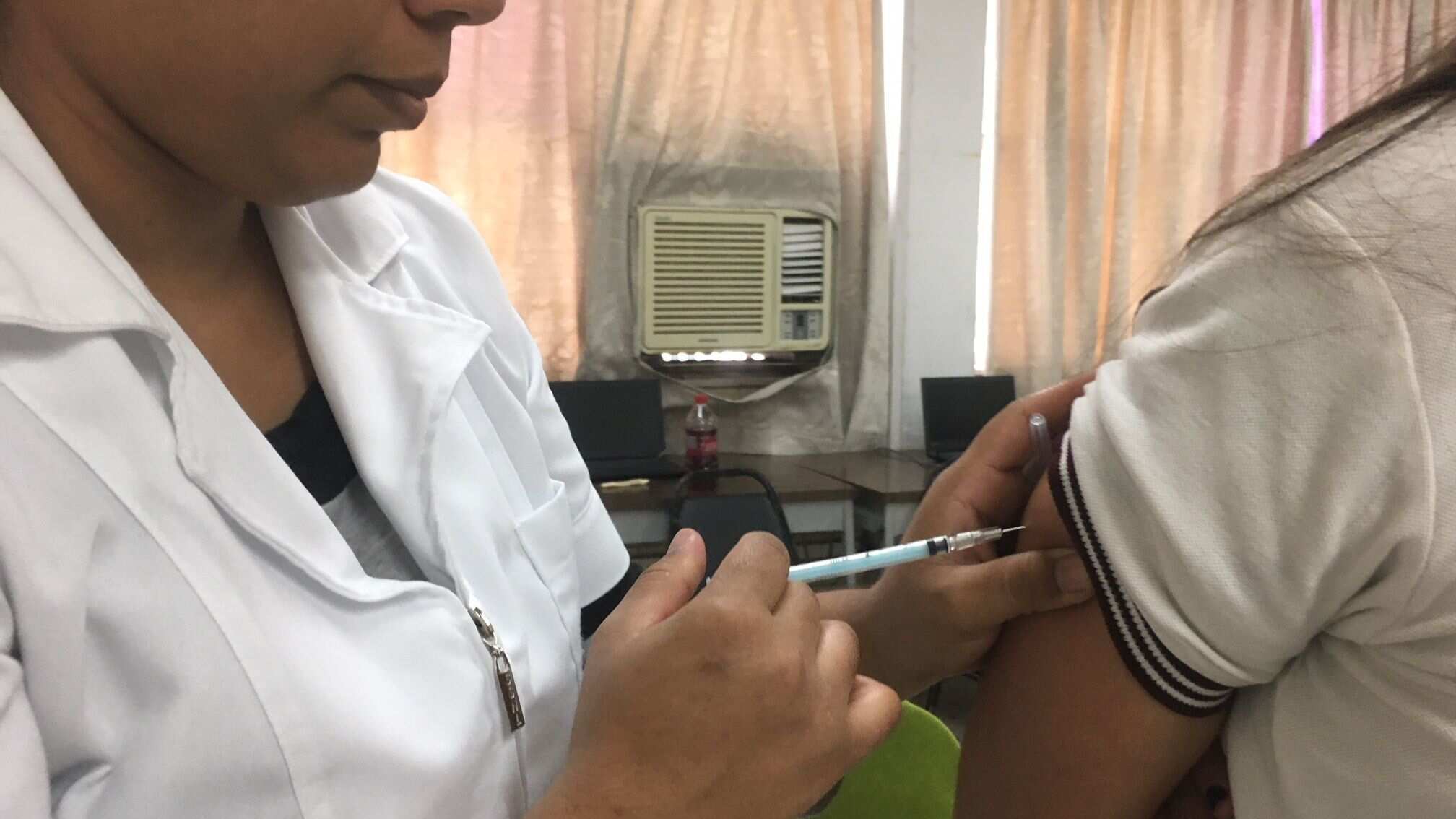 MONTERREY, NUEVO LEÓN, 08NOVIEMBRE2019.- Durante la semana nacional de vacunación, para la prevención de la influenza, hepatitis b, sarampión y otras enfermedades, la campaña se extiende a los centros educativos.
FOTO: GABRIELA PÉREZ MONTIEL /CUARTOSCURO.COM