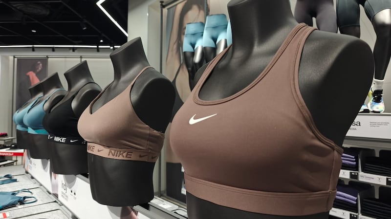 Tecnología, diseño interactivo y secciones especializadas para running, training, sportswear e infantiles, creando una experiencia premium para los amantes del deporte