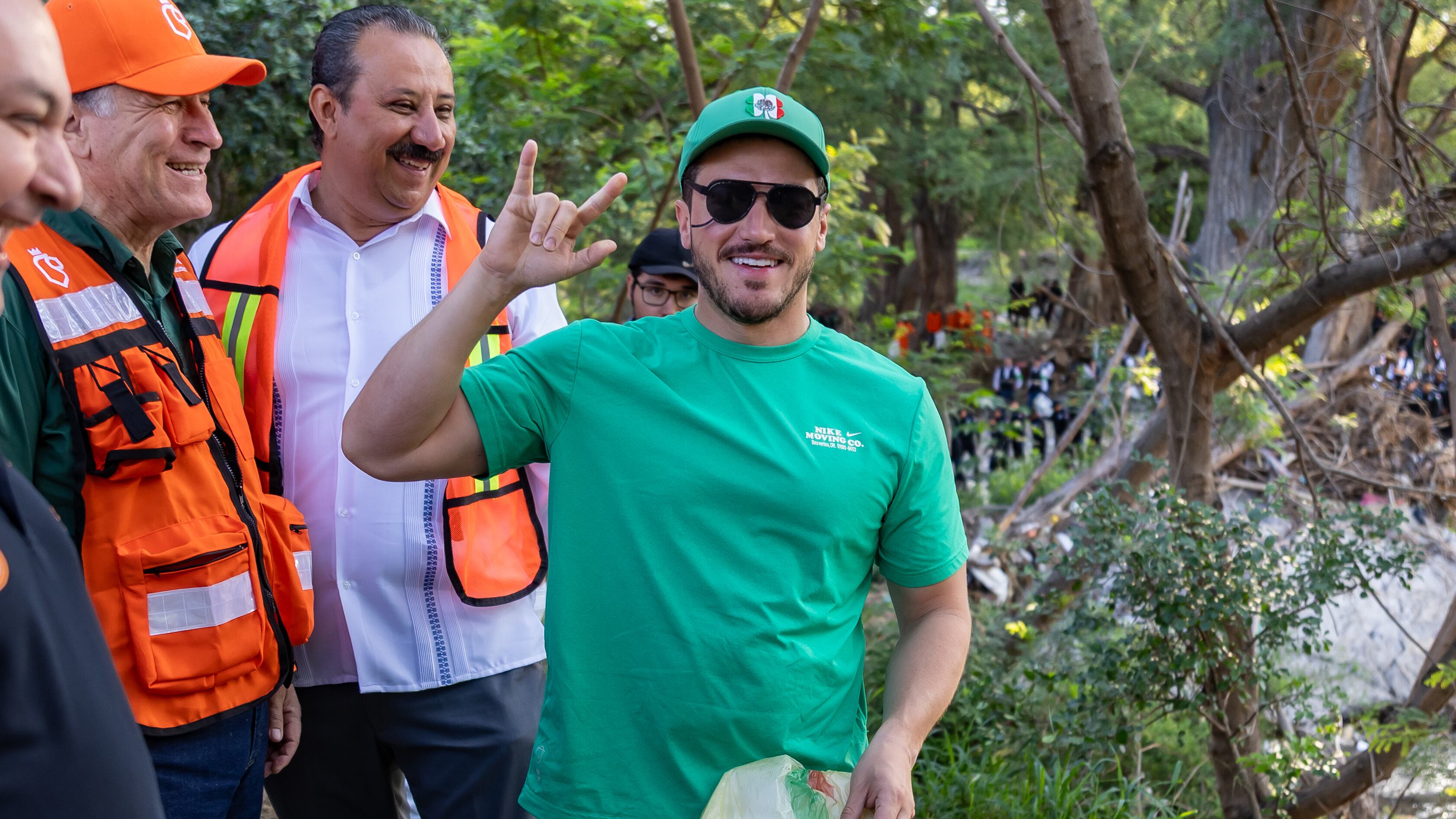 El gobernador participó en la limpieza del Río La Silla.