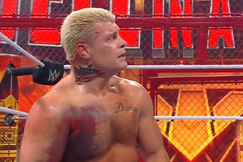 Con todo y lesión en el pecho, Cody Rhodes vence a Seth Rollins en Hell in a Cell