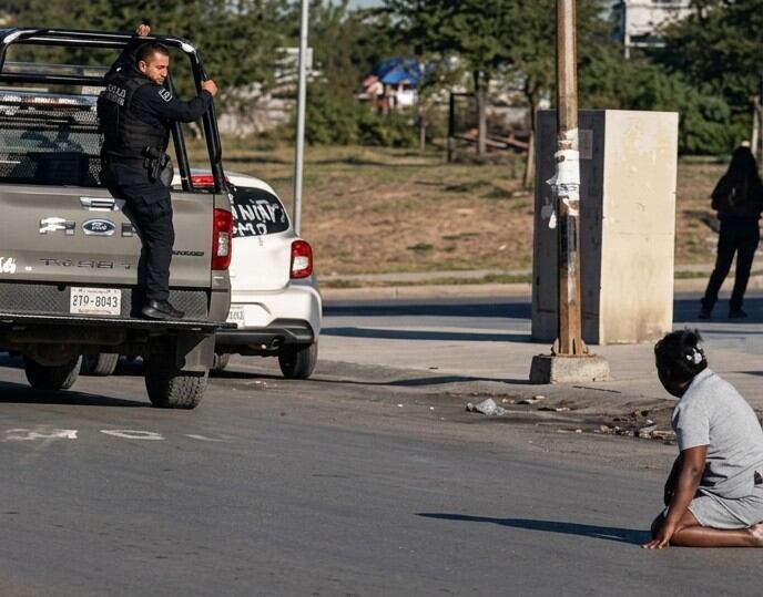 Captan en video momento en que una mujer cae de patrulla  