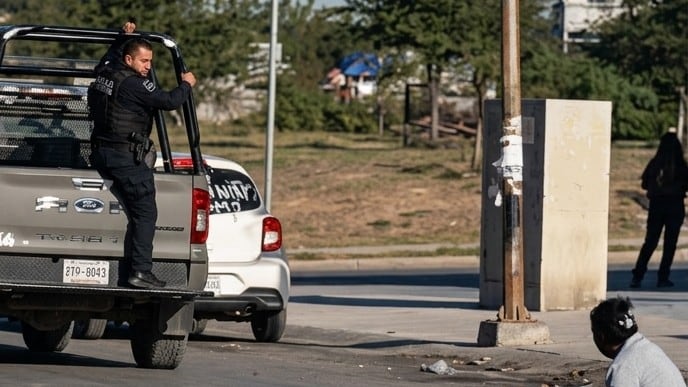 La víctima quedó sobre el pavimento en medio de la calle.