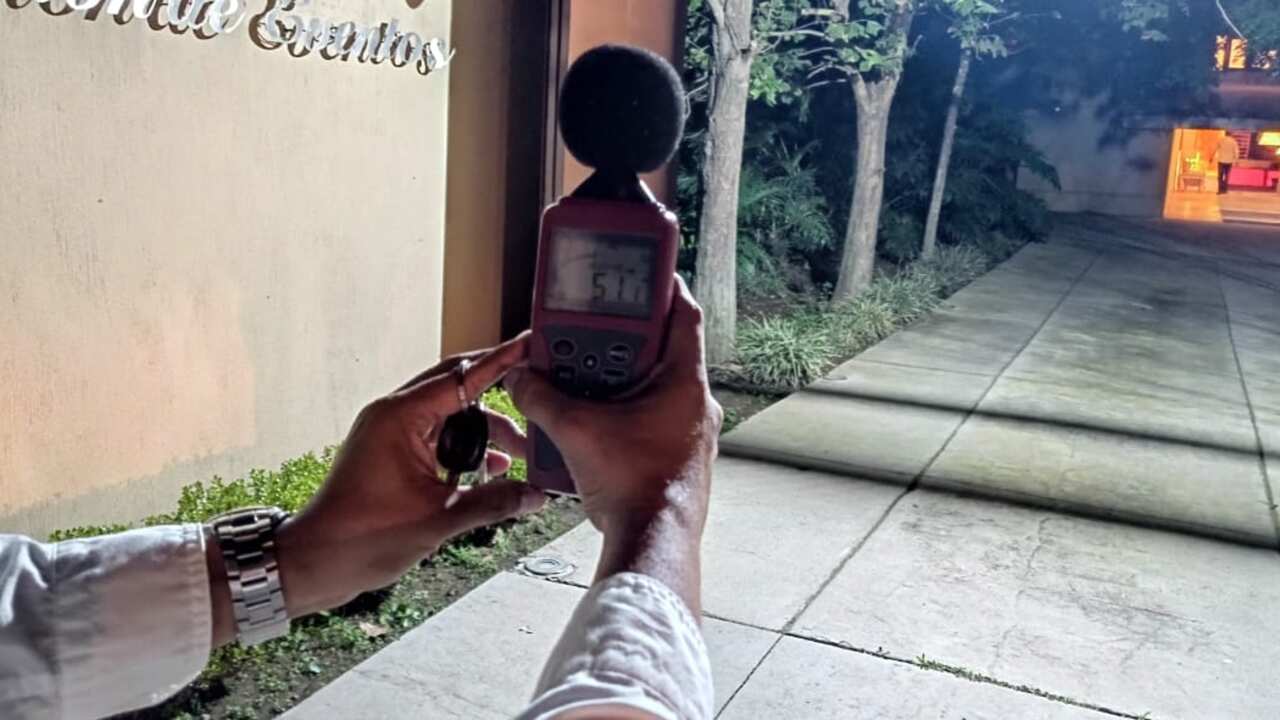 En algunos salones de eventos se detectaron ruidos que superaban los 100 decibeles.