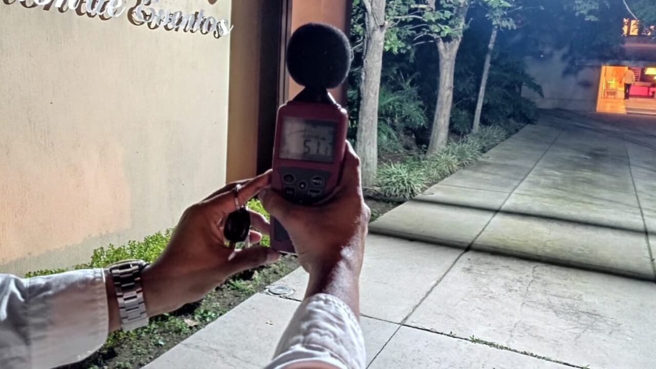 En algunos salones de eventos se detectaron ruidos que superaban los 100 decibeles.