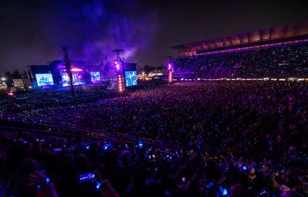 En un encuentro único con sus fanáticos de todas las edades, Los Temerarios ofrecieron la primera de sus dos presentaciones en el Estadio GNP Seguros, recinto que fue testigo de una noche llena de temas que marcaron la carrera de la agrupación en más de 40 años dentro de la industria, por lo cual el público coreó canciones como “Dímelo", "Solo te quiero a ti", "Te hice mal", "Por qué te conocí", entre otras.