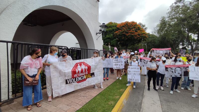 Los familiares esperaban ser atendidos por algún funcionario de primer nivel al llegar a las puertas de Casa Jalisco.