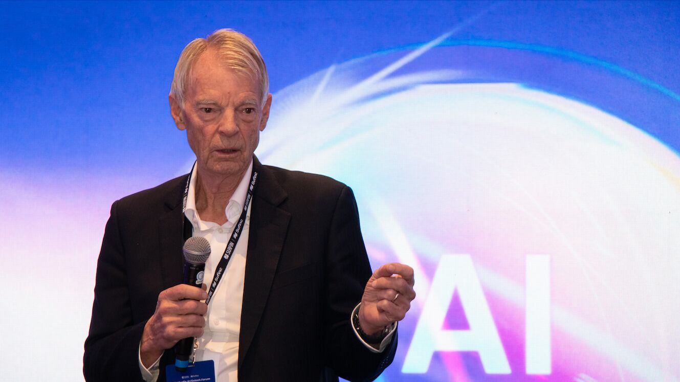 Donald Trump, ante todo, es un hombre de negocios, que le gusta pasar por un “loco” para presionar a sus oponentes, pero al final solo busca hacer negocios, dijo Spence.