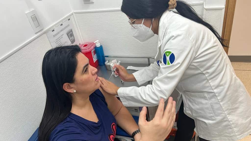 Inicia aplicación de la vacuna de Pfizer en farmacias de México