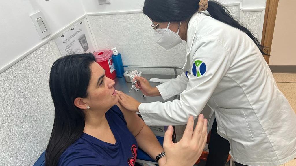 Inicia aplicación de la vacuna de Pfizer en farmacias de México