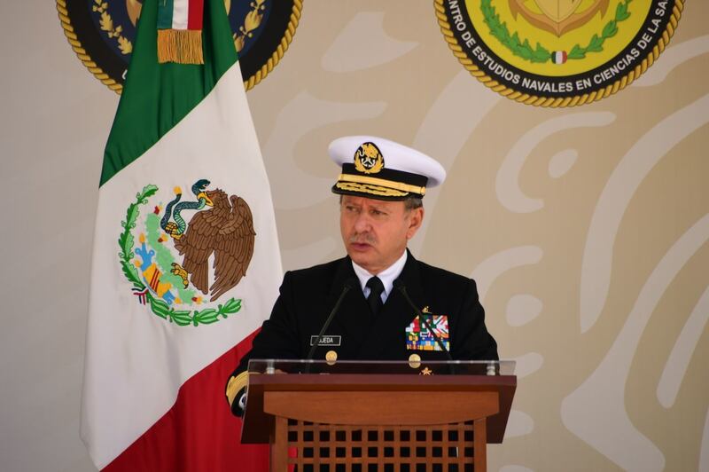 CIUDAD DE MÉXICO, 01AGOSTO2022.- La Secretaria de Marina-Armada de México, informa que el día de hoy, se llevó a cabo en la explanada principal del Centro de Estudios Navales en Ciencias de la Salud, la Ceremonia Conmemorativa al 50 aniversario de la creación de la Escuela de Enfermería Naval, misma que fue presidida por el Almirante José Rafael Ojeda, Secretario de Marina, en compañía de autoridades navales. Con los Honores al Alto Mando de la Armada de México, se dio inicio a este significativo evento, proseguido de la presentación del honorable presídium, continuando con la lectura de la reseña histórica de este Plantel Educativo Naval, a cargo de la Jefa de la Carrera de Enfermería. Al hacer uso de la palabra, la Capitán de Fragata Patricia Flores Rojas, Directora de 
este Plantel Educativo Naval, aseguró que es importante mantener una educación de 
calidad que fomente la preparación constante, la unidad permanente y un profundo amor a 
la patria, la cual “será la mejor estrategia para contribuir a la formación profesional de 
futuros oficiales Licenciados en Enfermería Naval”.