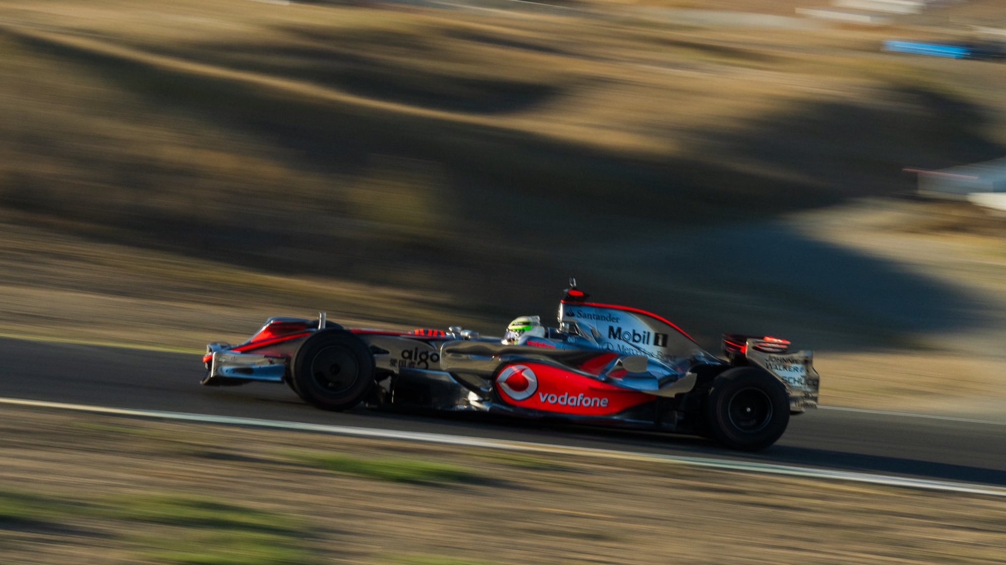 Pato O´Ward conduce auto de Lewis Hamilton