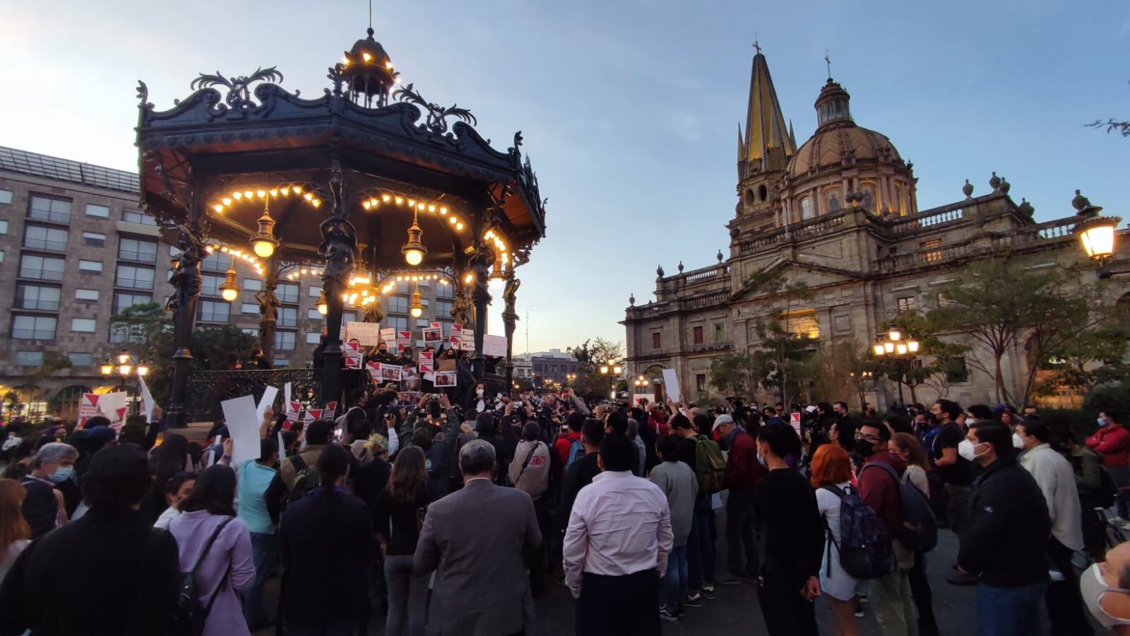 El contingente instaló un altar en el kiosco de Plaza de Armas y frente a Palacio de Gobierno para rememorar a las víctimas.