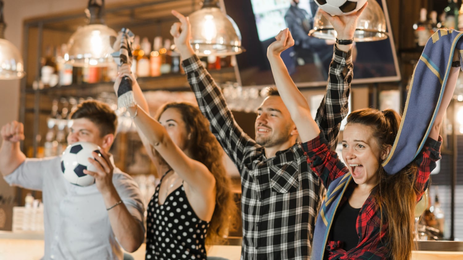Vive la emoción de la máxima competencia futbolística en un lugar con buen ambiente, mucha bebida y acompañado de tus seres queridos