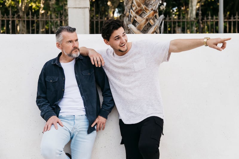 Ya sea primerizo, aventurero o elegante, papá también merece ropa que refleje quién es. Inspírate con estas propuestas atemporales y cómodas que se adaptan