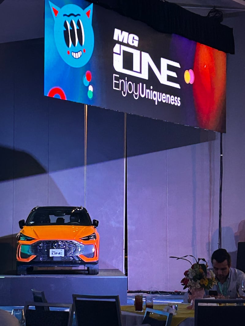 MG ONE, SUV naranja en la ciudad