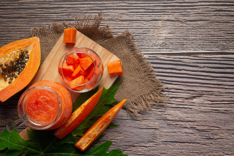 Su sabor dulce, su color vibrante y su amplia variedad de beneficios para la salud hacen que la papaya sea una fruta muy popular. Foto: Freepik.